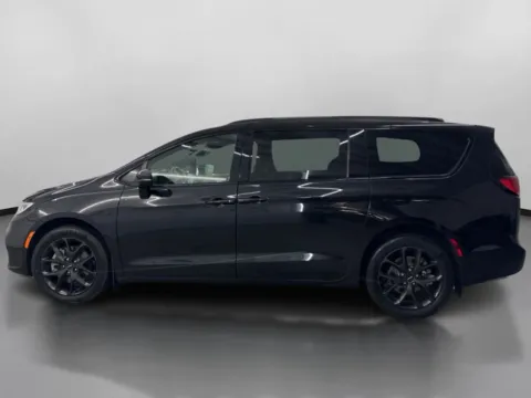 More photos of 2021 Chrysler Pacifica Limited Minivan 4D at DriveMax (Auto Center Sales and Service), MA