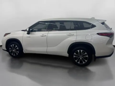 More photos of 2020 Toyota Highlander Hybrid XLE Sport Utility 4D at DriveMax (Auto Center Sales and Service), MA