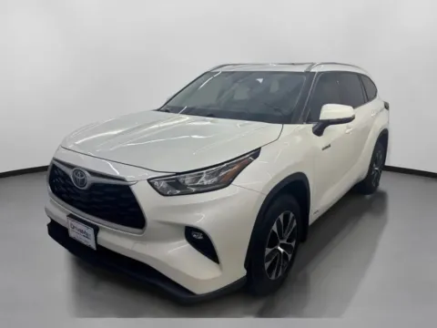 More photos of 2020 Toyota Highlander Hybrid XLE Sport Utility 4D at DriveMax (Auto Center Sales and Service), MA