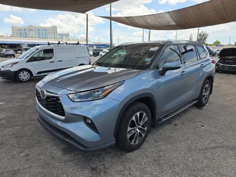 Gray 2021 Toyota Highlander XLE for sale in Mansfield, OH
