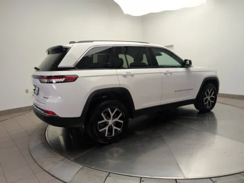 More photos of 2023 Jeep Grand Cherokee Limited at Clement Supercenter Ohio, OH
