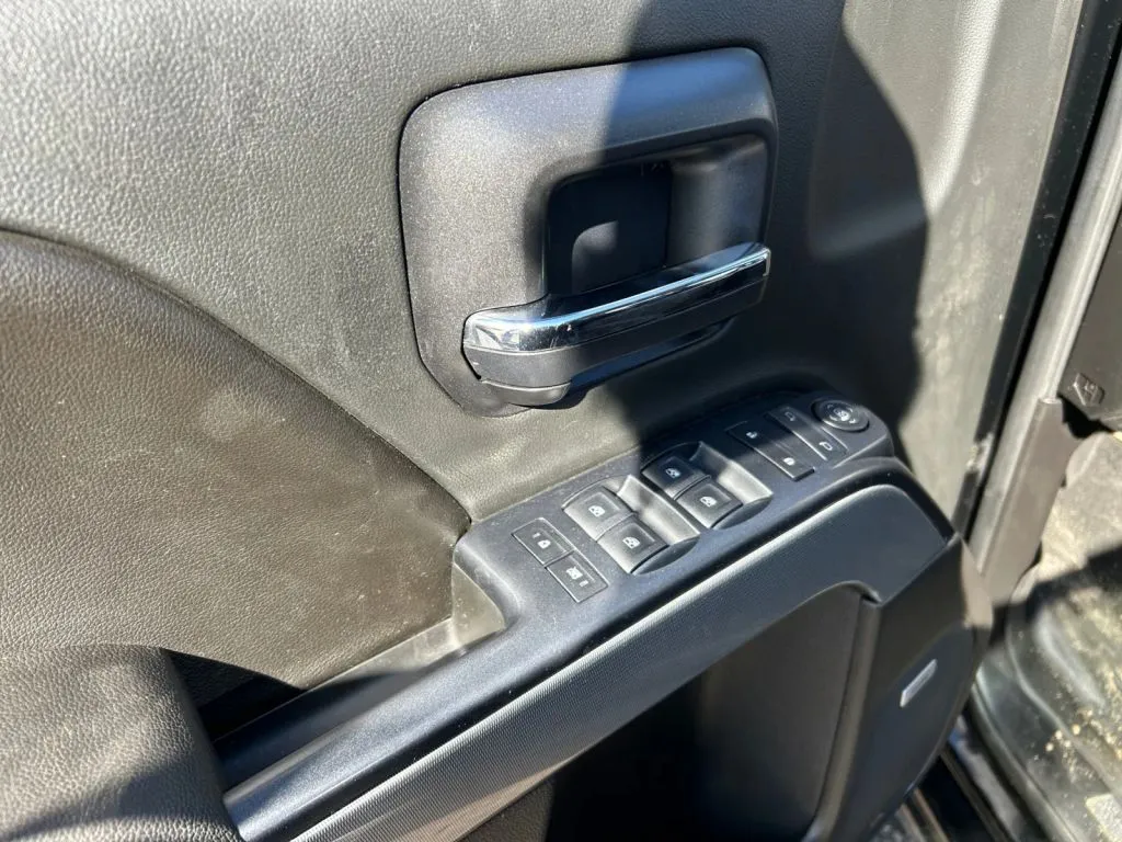 Chevrolet Silverado photo 17