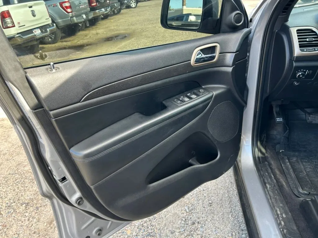 Jeep Grand Cherokee photo 17
