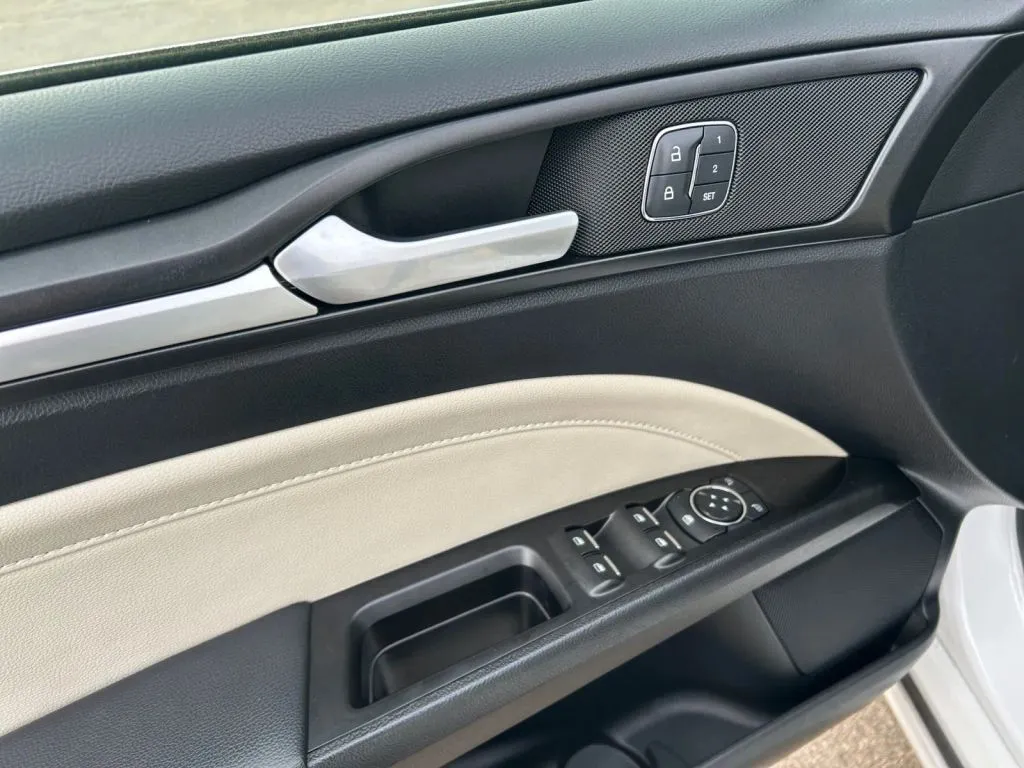 Ford Fusion photo 16