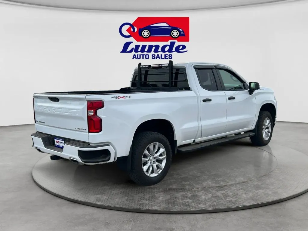 Chevrolet Silverado photo 3