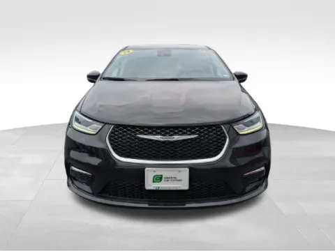 Photos of 2024 Chrysler Pacifica Hybrid Select for sale in Farmington, NY at Electric Car Corner