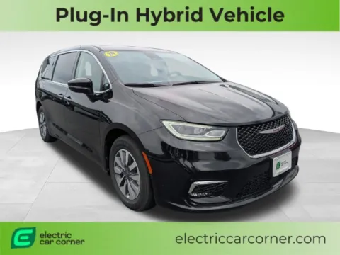 Black 2024 Chrysler Pacifica Hybrid Select for sale in Farmington, NY