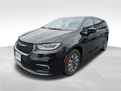 Another view of 2024 Chrysler Pacifica Hybrid Select for sale in Farmington, NY at Electric Car Corner