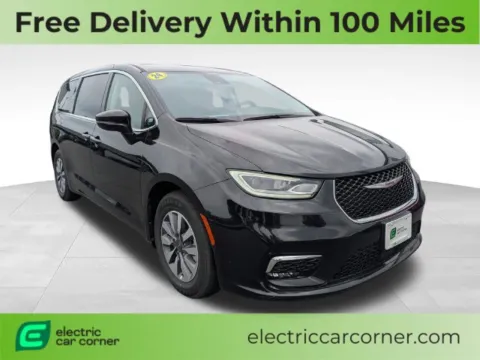 Black 2024 Chrysler Pacifica Hybrid Select for sale in Farmington, NY