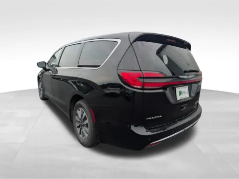 More photos of 2024 Chrysler Pacifica Hybrid Select at Electric Car Corner, NY