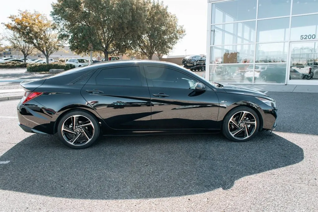 Hyundai Elantra photo 8