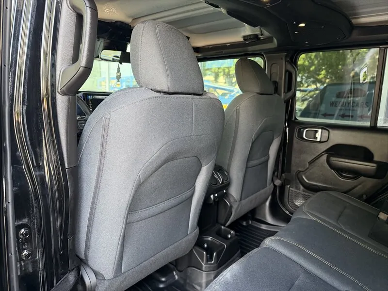 Jeep Wrangler photo 13