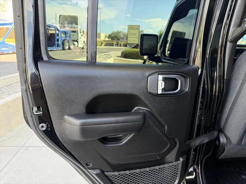 Jeep Wrangler photo 16