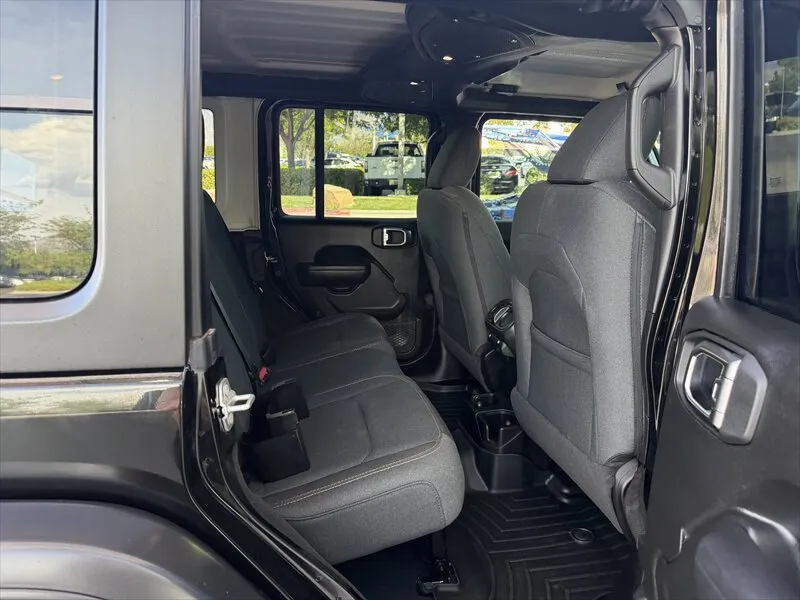 Jeep Wrangler photo 21