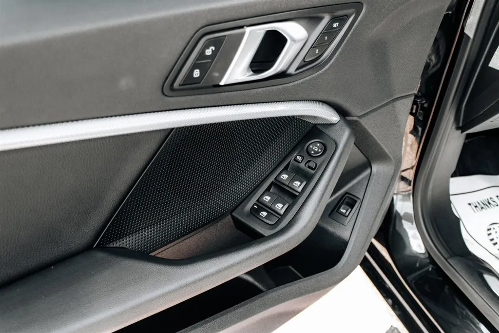 BMW 2 Series photo 12