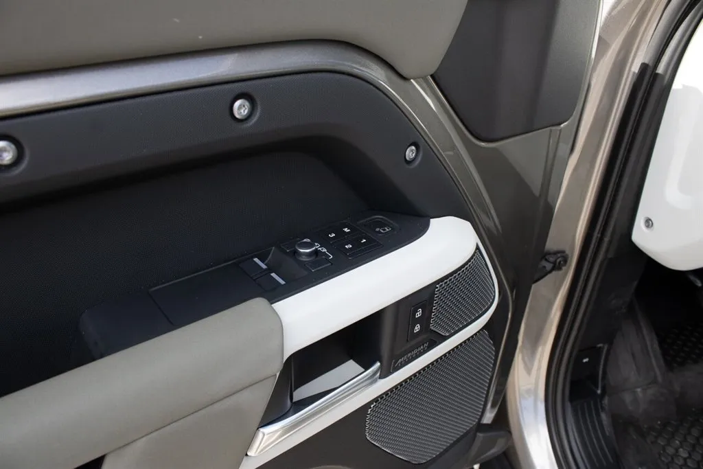 Land Rover Defender photo 14