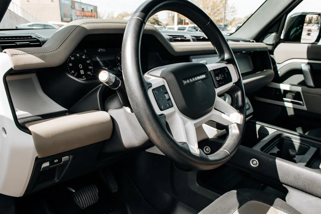 Land Rover Defender photo 16