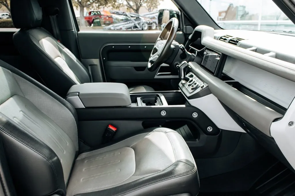 Land Rover Defender photo 33