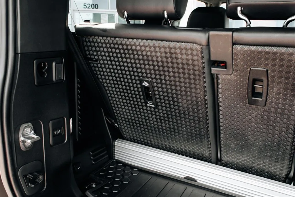 Land Rover Defender photo 28