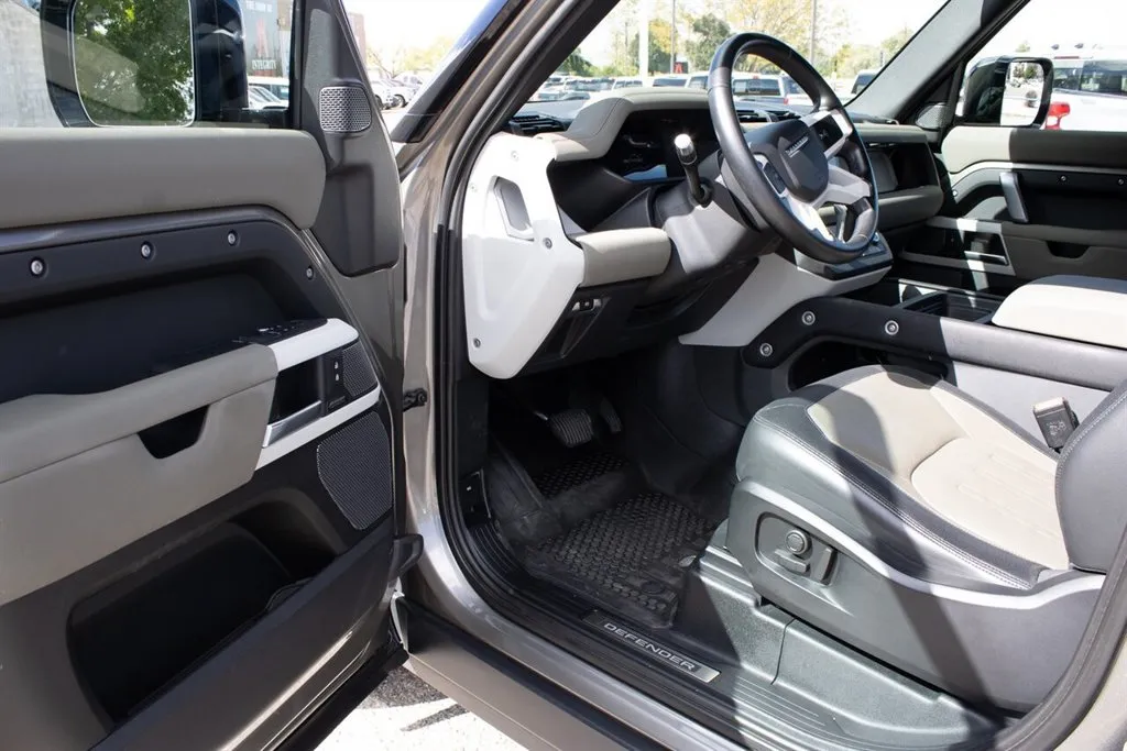 Land Rover Defender photo 13