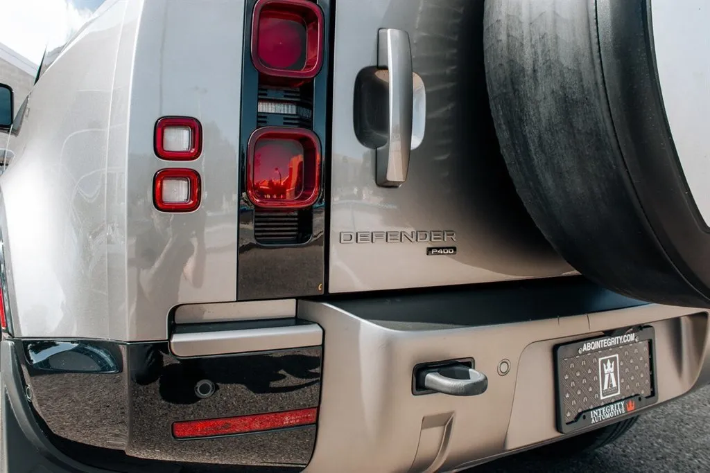 Land Rover Defender photo 12