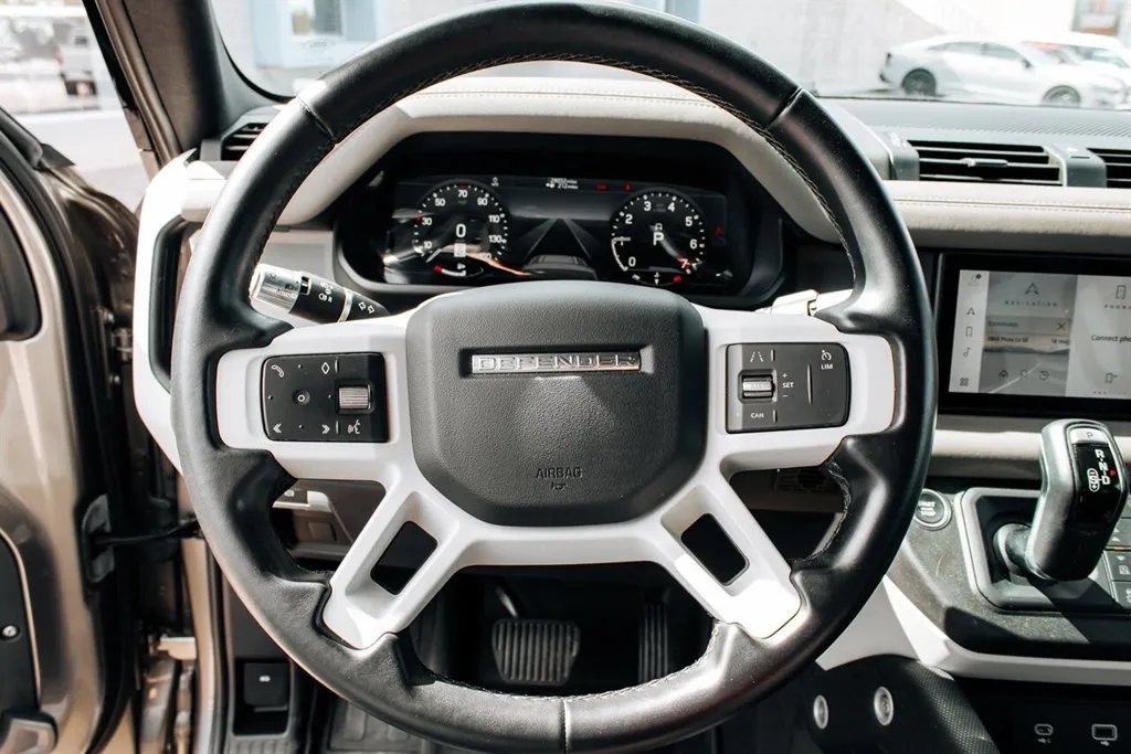 Land Rover Defender photo 17