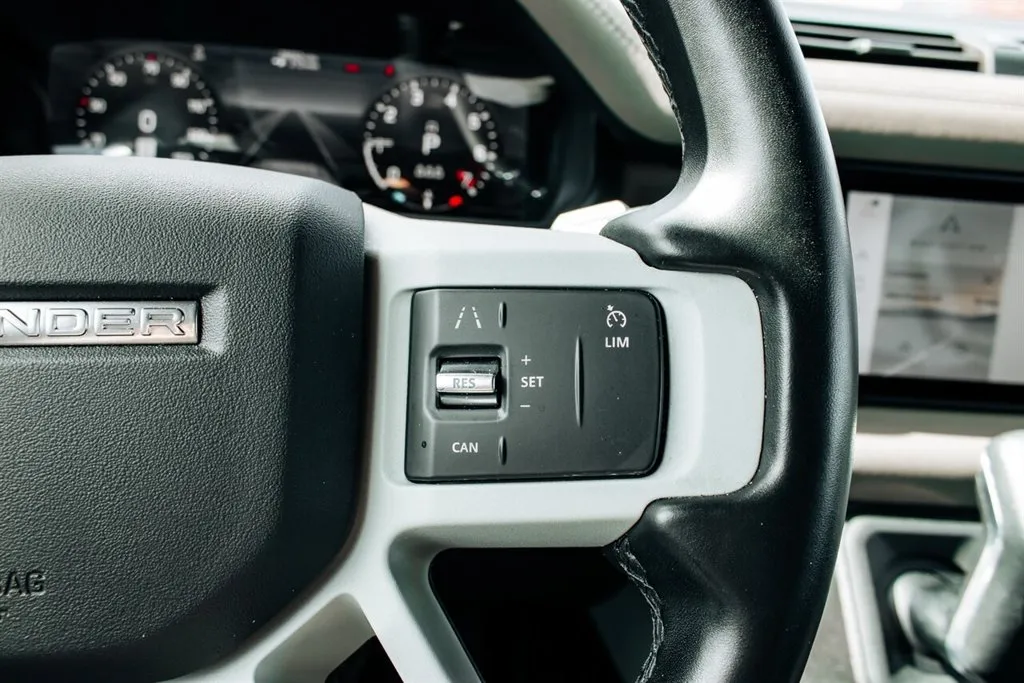 Land Rover Defender photo 19