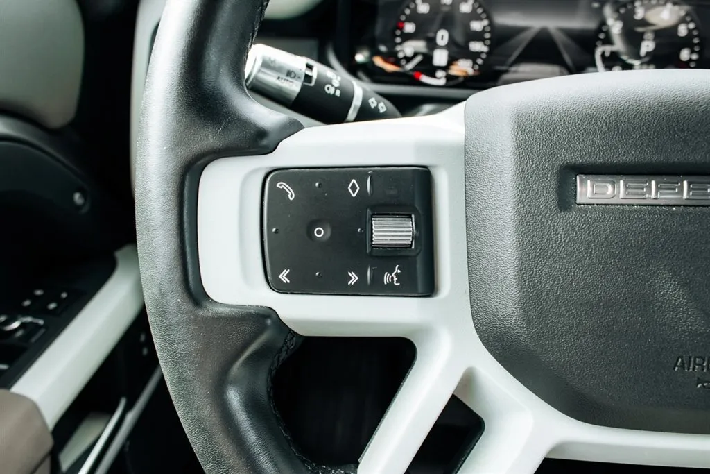 Land Rover Defender photo 18