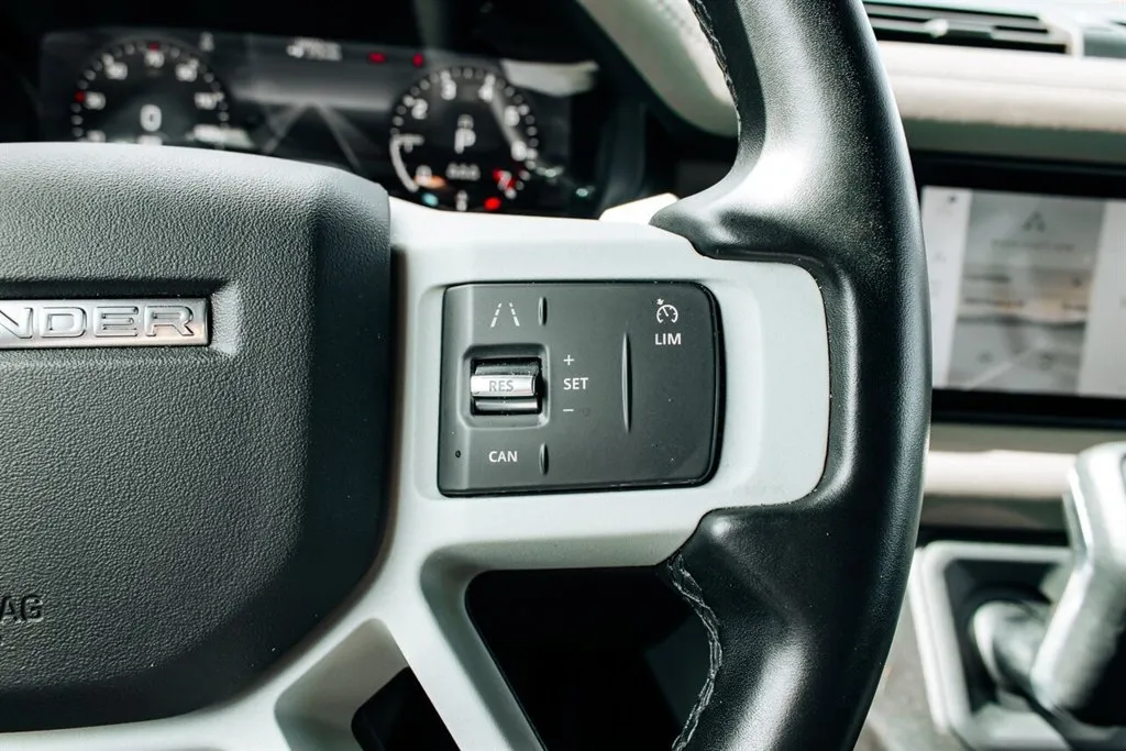Land Rover Defender photo 20
