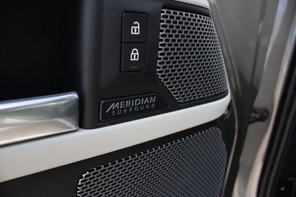 Land Rover Defender photo 15