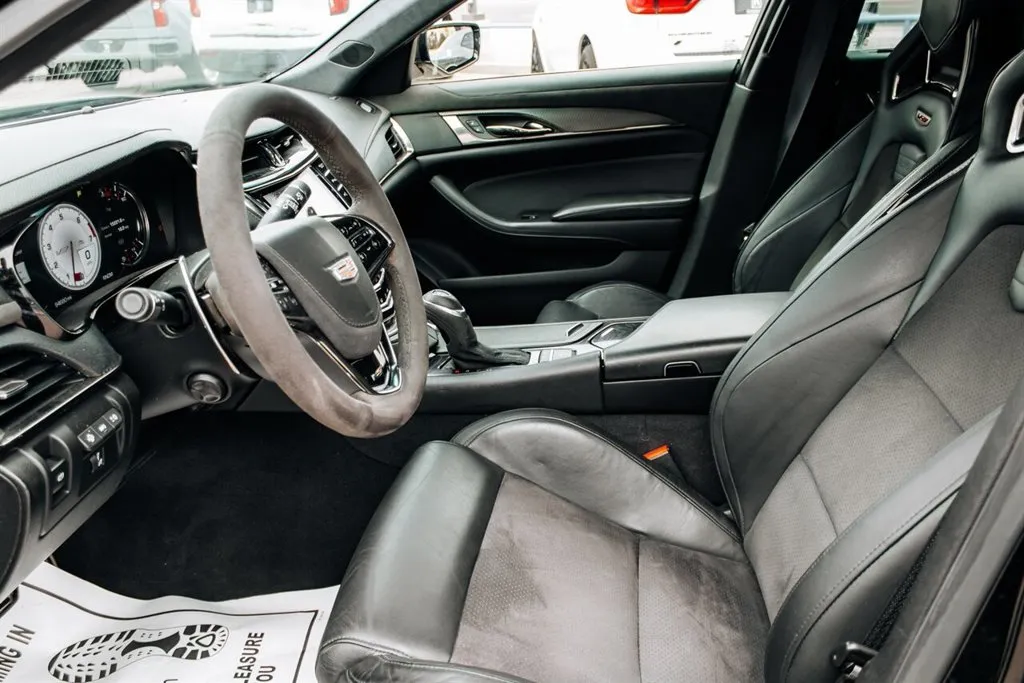 Cadillac CTS-V photo 16