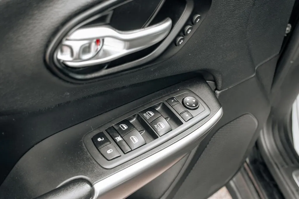 Jeep Cherokee photo 11