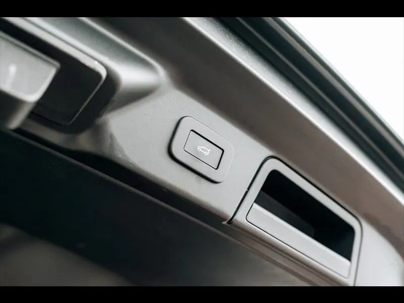 Land Rover Range Rover Velar photo 42