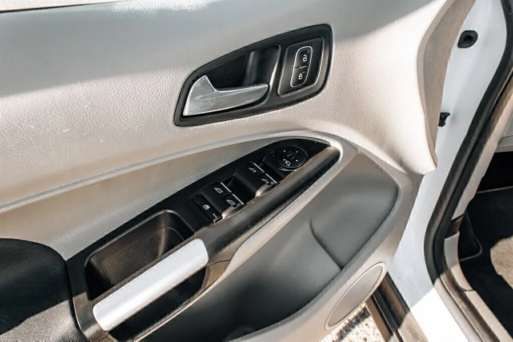 Ford Transit Connect photo 12