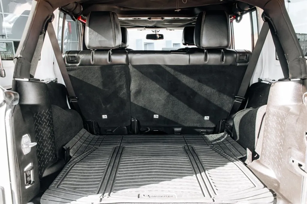 Jeep Wrangler photo 24
