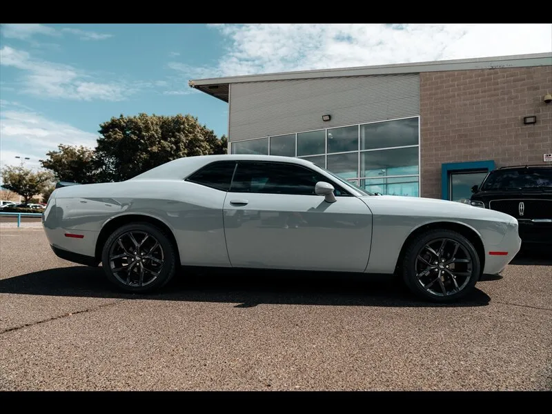 Dodge Challenger photo 8