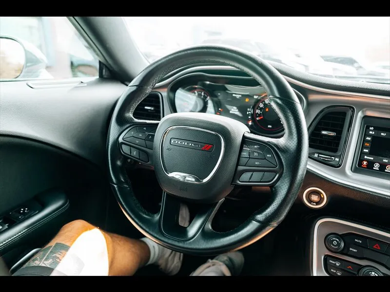 Dodge Challenger photo 19