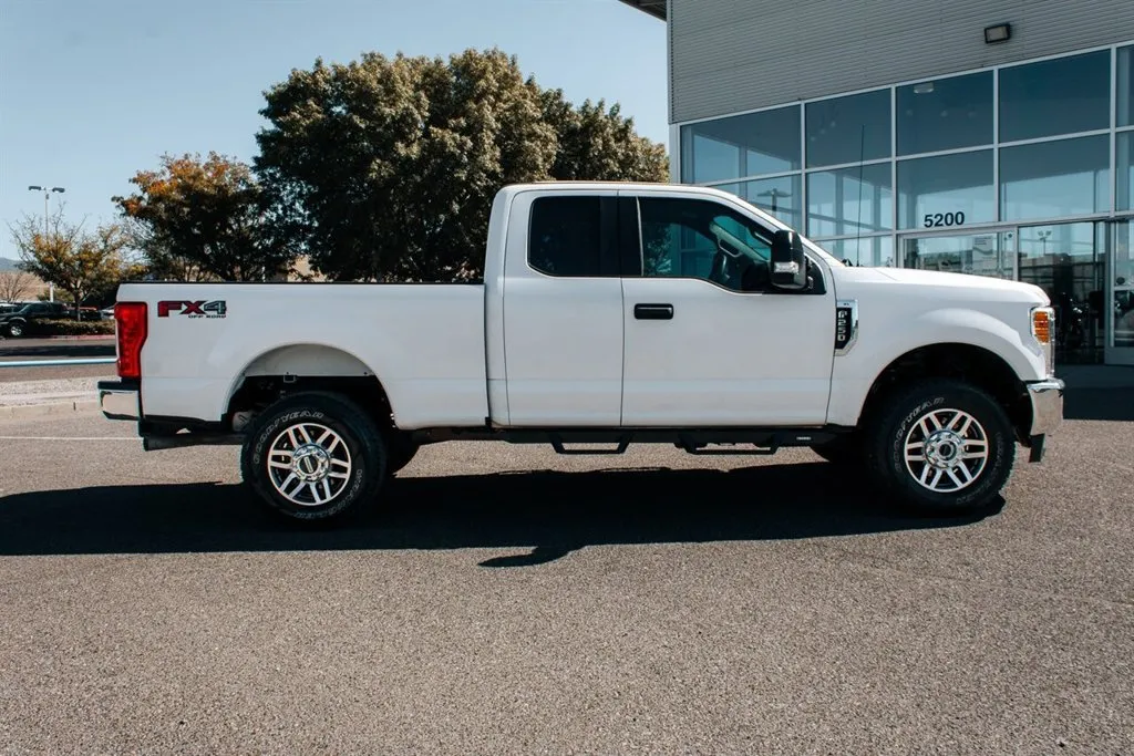 Ford F-250SD photo 8