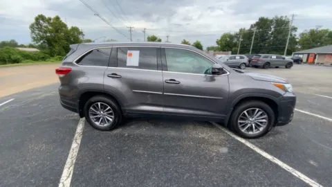 Photos of 2019 Toyota Highlander XLE Sport Utility 4D for sale in Saint Charles, MO at Mathis Motors