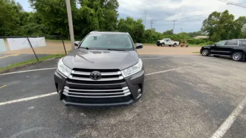 More photos of 2019 Toyota Highlander XLE Sport Utility 4D at Mathis Motors, MO