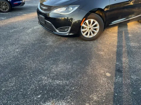 More photos of 2018 Chrysler Pacifica Touring L Minivan 4D at Mathis Motors, MO
