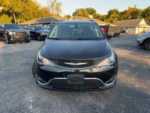More photos of 2018 Chrysler Pacifica Touring L Minivan 4D at Mathis Motors, MO