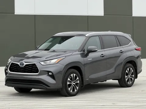 Gray 2020 Toyota Highlander Hybrid XLE for sale in Noblesville, IN