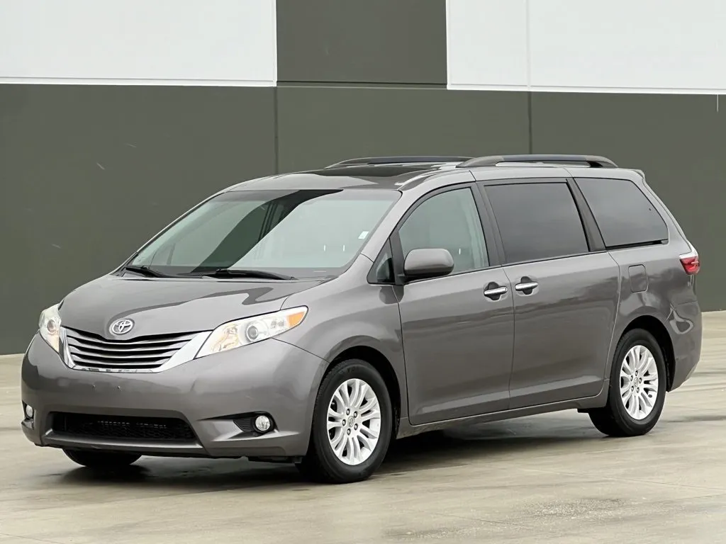 2015 Toyota Sienna XLE Premium's photo