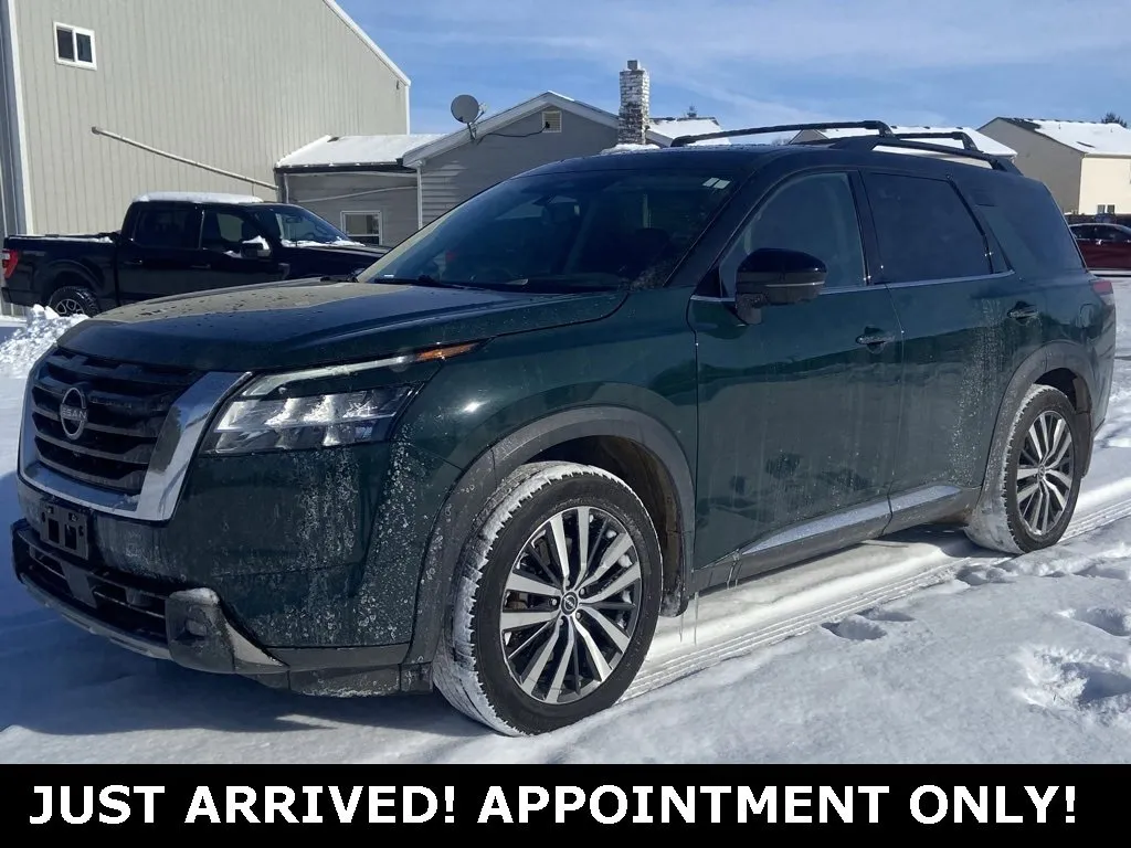 2022 Nissan Pathfinder Platinum's photo