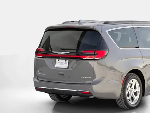 More photos of 2022 Chrysler Pacifica Limited at Noblesville Imports, IN