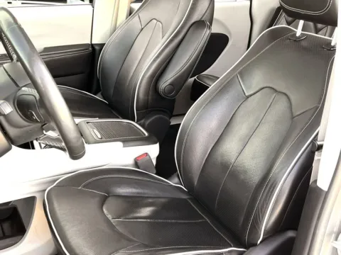 More photos of 2022 Chrysler Pacifica Limited at Noblesville Imports, IN
