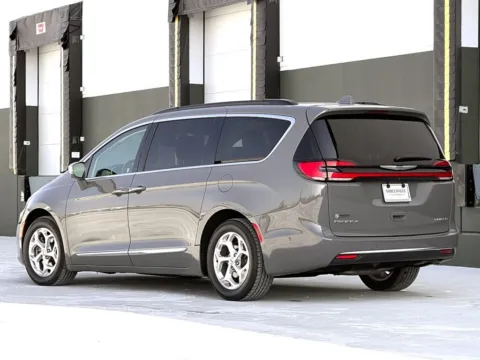 More photos of 2022 Chrysler Pacifica Limited at Noblesville Imports, IN