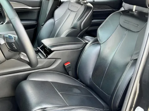 More photos of 2022 Jeep Grand Cherokee L Overland at Noblesville Imports, IN