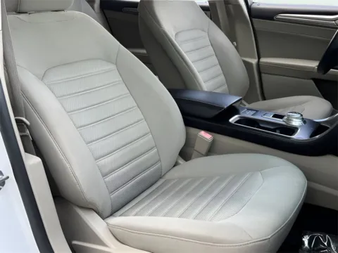 More photos of 2018 Ford Fusion Hybrid SE at Noblesville Imports, IN